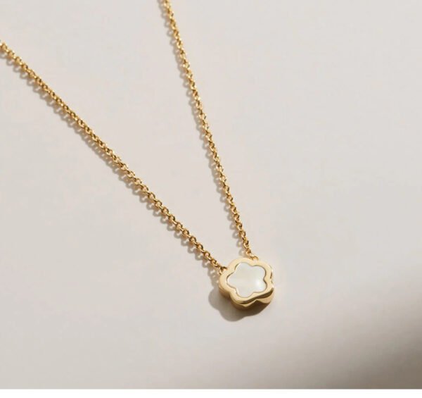 White mother-of-pearl flower necklace