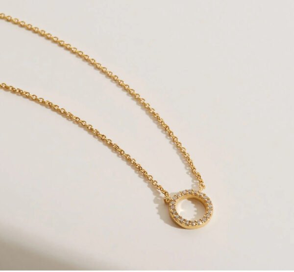 Sophisticated design round pendant necklace