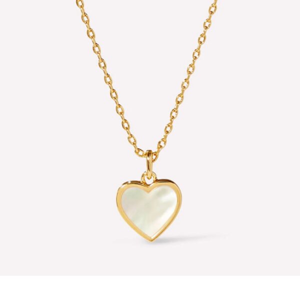 Heart-shaped white mother-of-pearl necklace