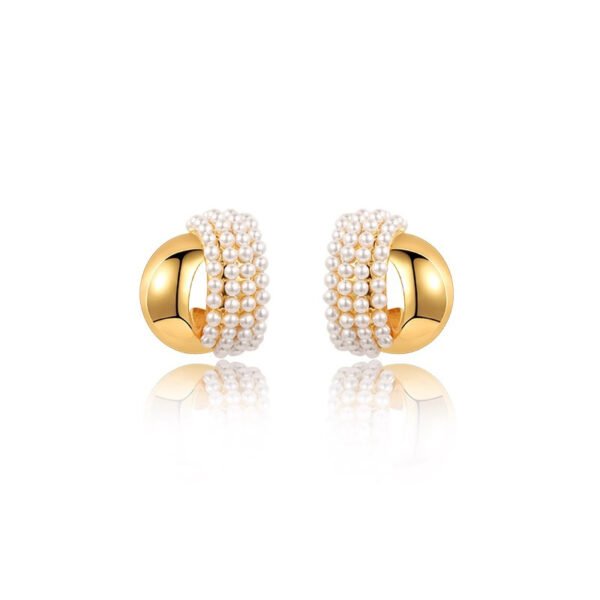 Design-conscious round pearl earrings