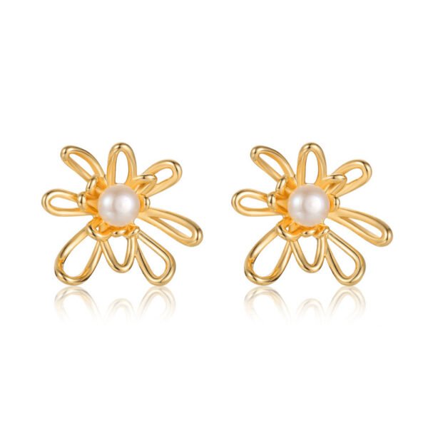 Luxury design metallic flower stud earrings
